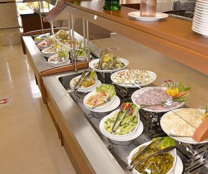 Отель Crown Town