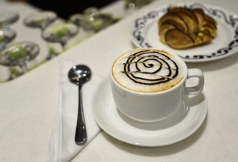 Отель Crown Town