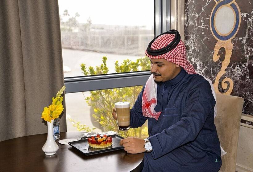 Отель Crown Town