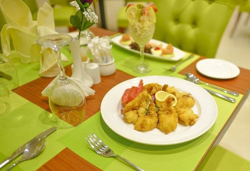 Отель Crown Town