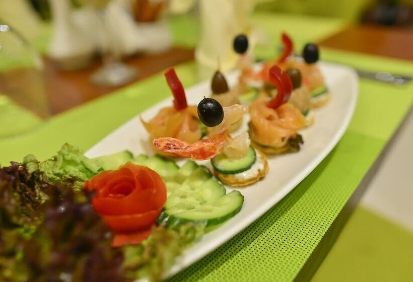 Отель Crown Town