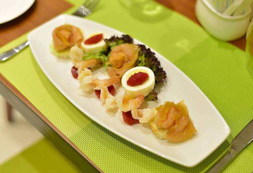 Отель Crown Town