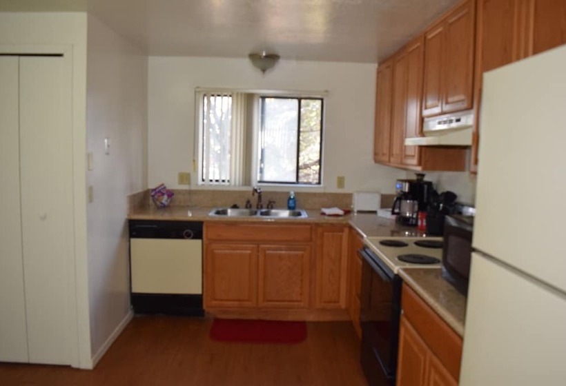 Mactavish Court Townhomes