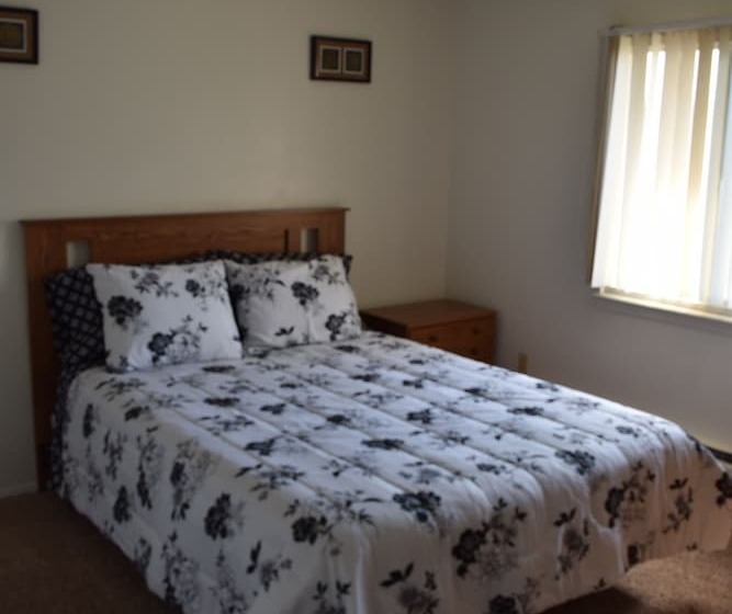 Mactavish Court Townhomes