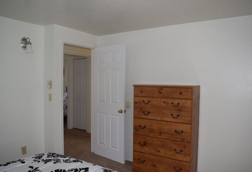 Mactavish Court Townhomes