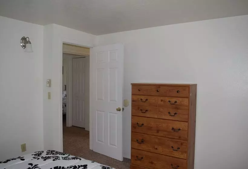 Mactavish Court Townhomes