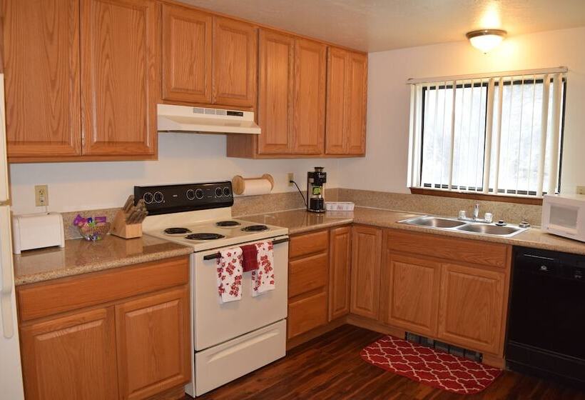 Mactavish Court Townhomes