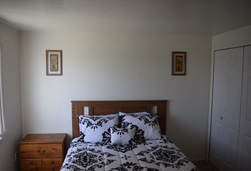 Mactavish Court Townhomes