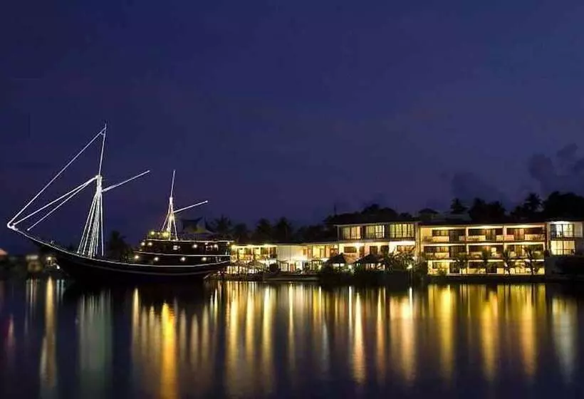 Manta Ray Bay Resort