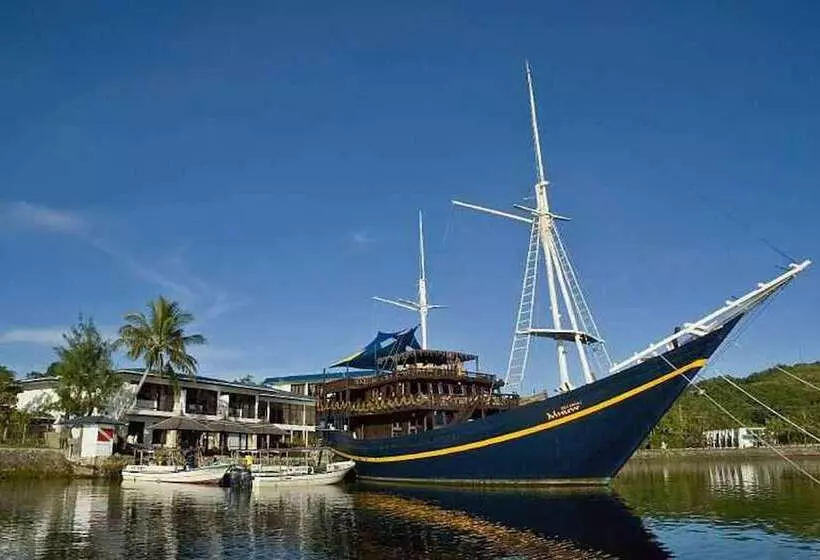 Manta Ray Bay Resort