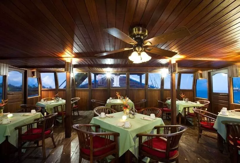 Manta Ray Bay Resort