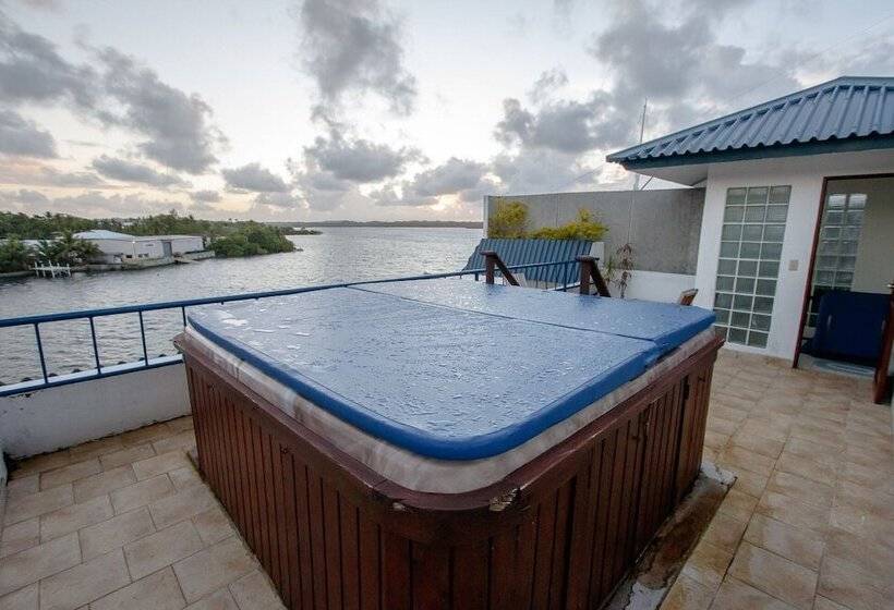 Manta Ray Bay Resort