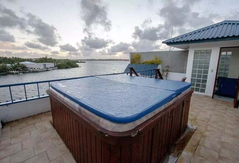 Manta Ray Bay Resort