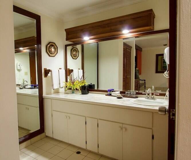 Manta Ray Bay Resort