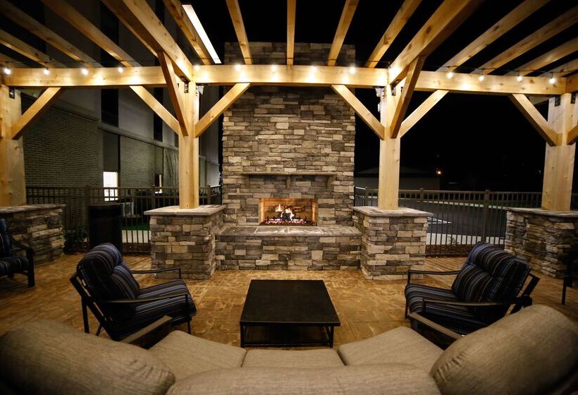 فندق Hampton Inn & Suites Forest City