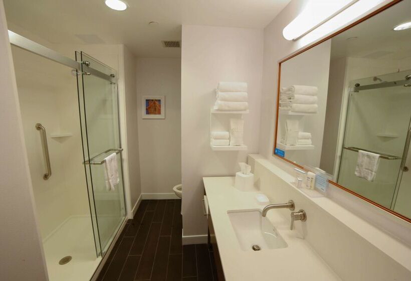 فندق Hampton Inn & Suites Forest City