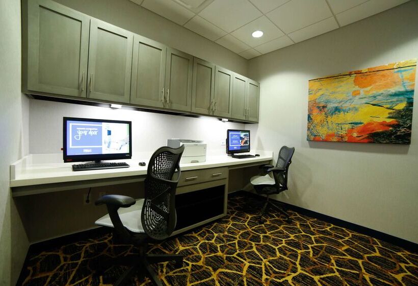 فندق Hampton Inn & Suites Forest City