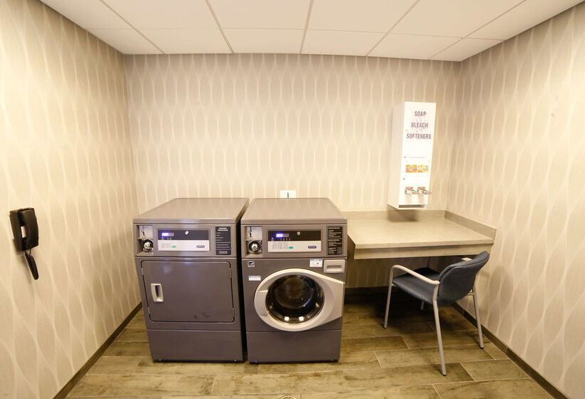 فندق Hampton Inn & Suites Forest City