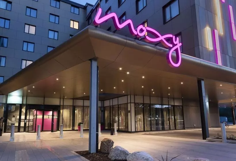 Hotelli Moxy London Heathrow Airport