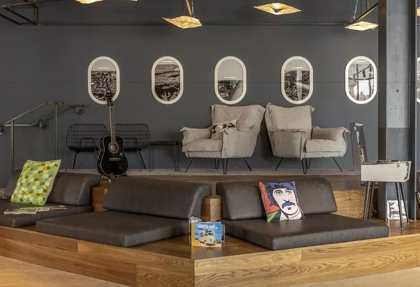 Hotelli Moxy London Heathrow Airport