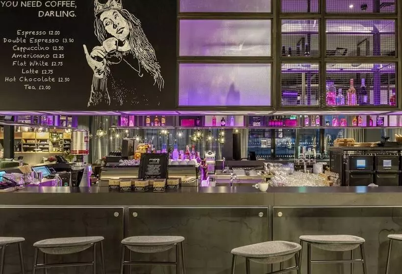 Hotelli Moxy London Heathrow Airport