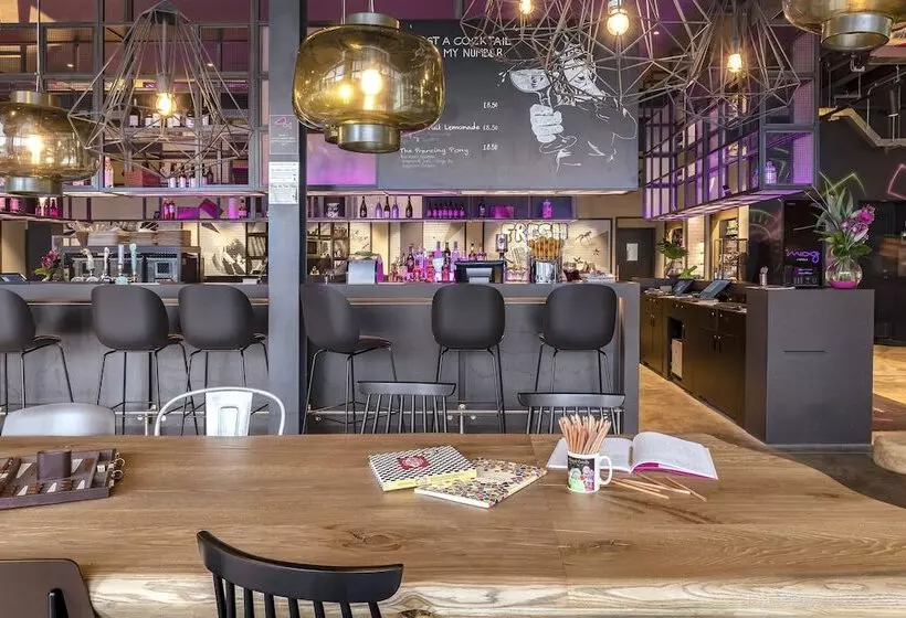 Hotelli Moxy London Heathrow Airport