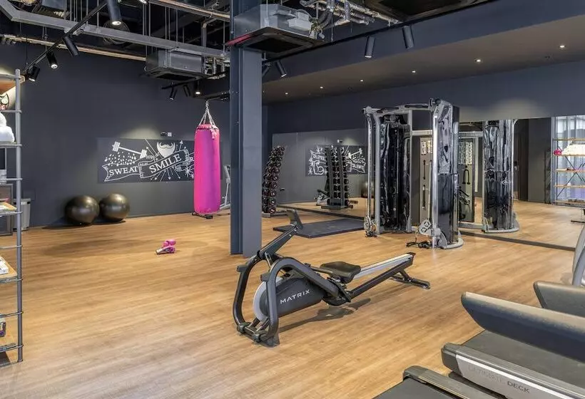 Hotelli Moxy London Heathrow Airport