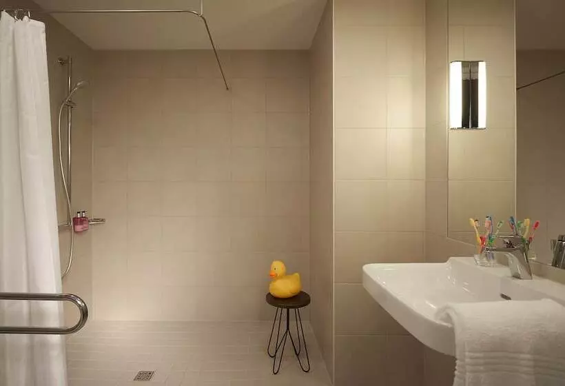 Hotelli Moxy London Heathrow Airport