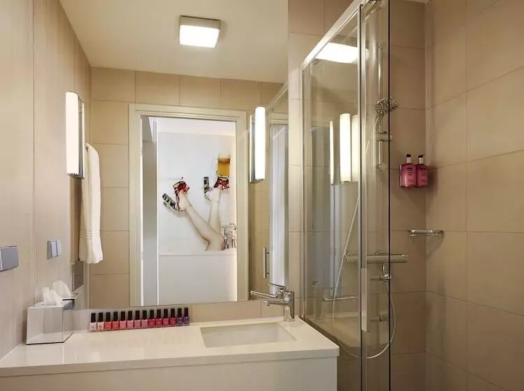 Hotelli Moxy London Heathrow Airport