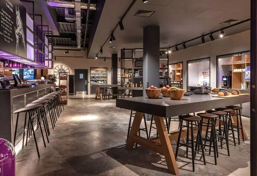 Hotelli Moxy London Heathrow Airport