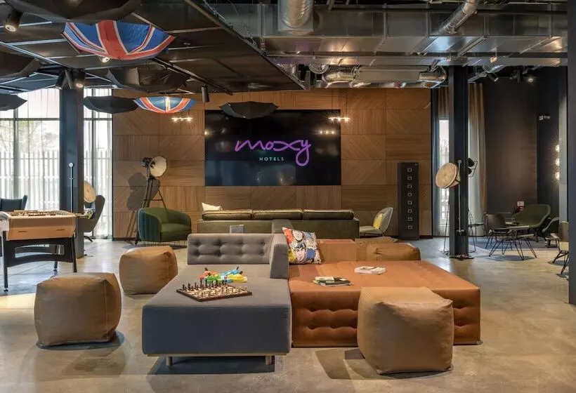 Hotelli Moxy London Heathrow Airport