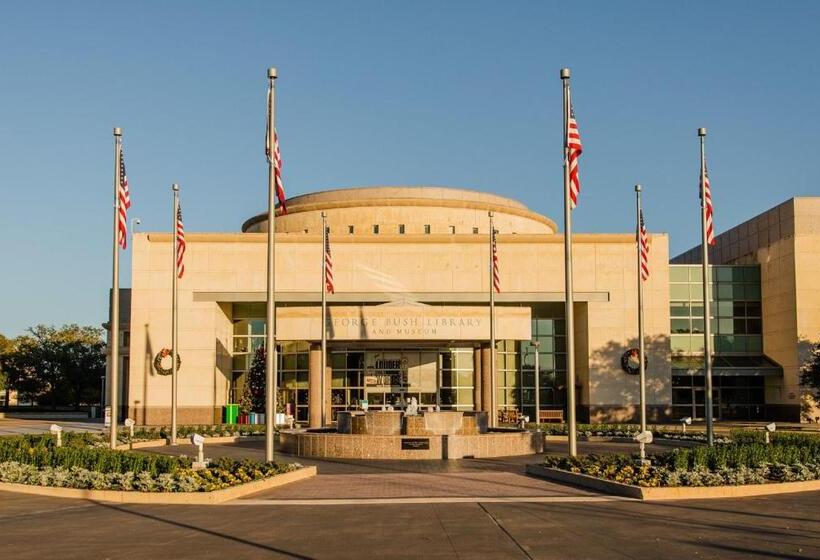 Отель Holiday Inn Express & Suites Bryan   College Station, An Ihg