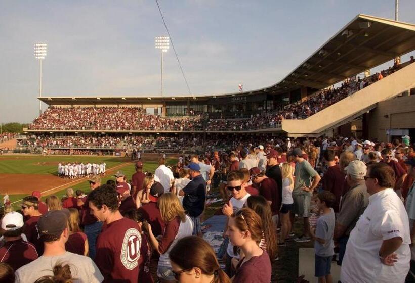 Отель Holiday Inn Express & Suites Bryan   College Station, An Ihg