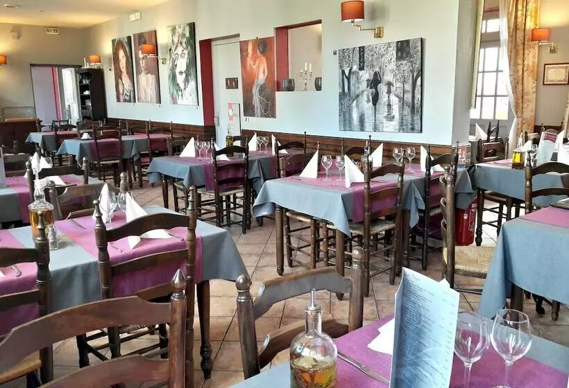 Hotelli Logis Hôtel Les Terrasses