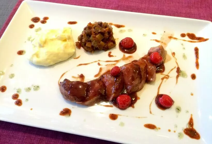 Hotelli Logis Hôtel Les Terrasses