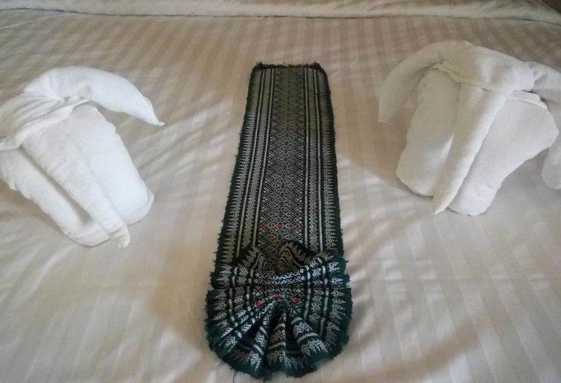 호텔 Live In Phuket