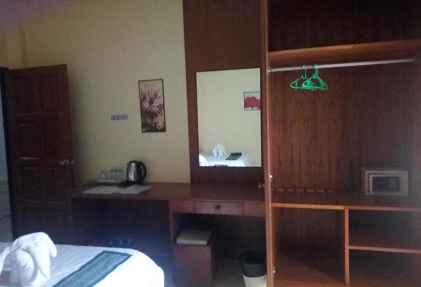 호텔 Live In Phuket