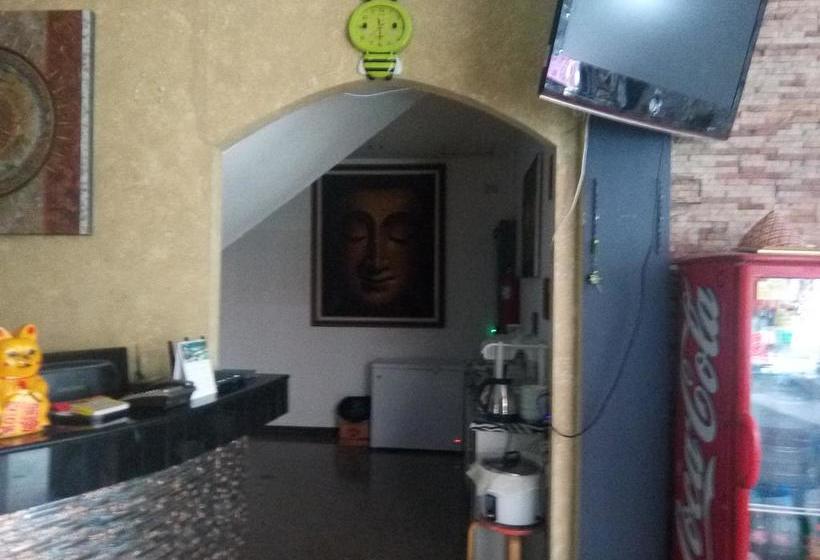 호텔 Live In Phuket