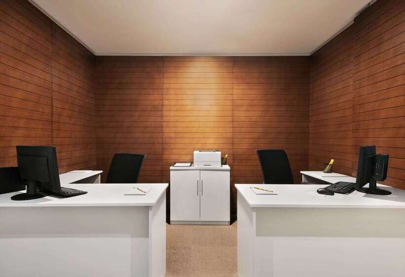 هتل Wyndham Garden Ajman Corniche