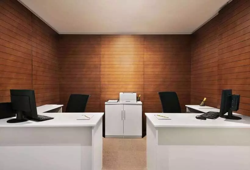 ホテル Wyndham Garden Ajman Corniche