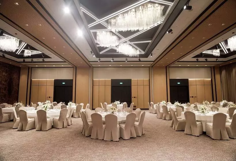 هتل Hilton Belgrade