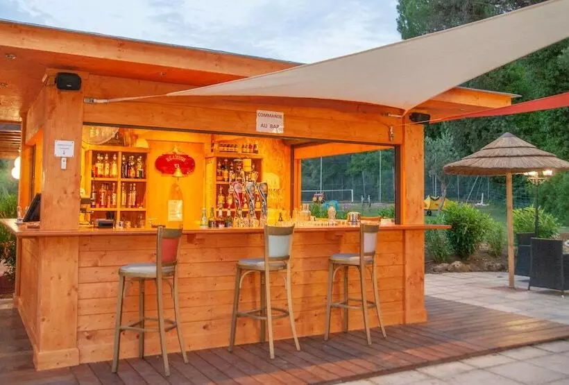 Hotelli Les Pins Blancs En Provence