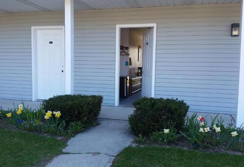 리조트 Square Rigger Lodge