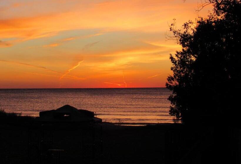 리조트 Square Rigger Lodge