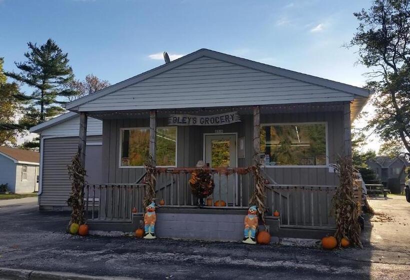 리조트 Square Rigger Lodge