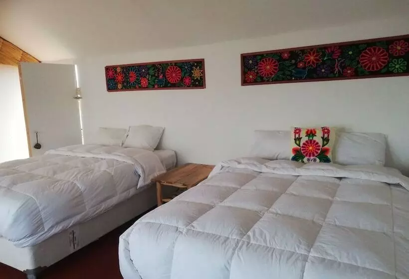 ホテル Uros Lake Titicaca Lodge