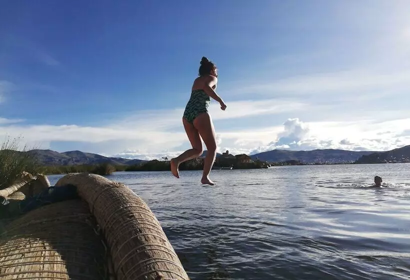 ホテル Uros Lake Titicaca Lodge