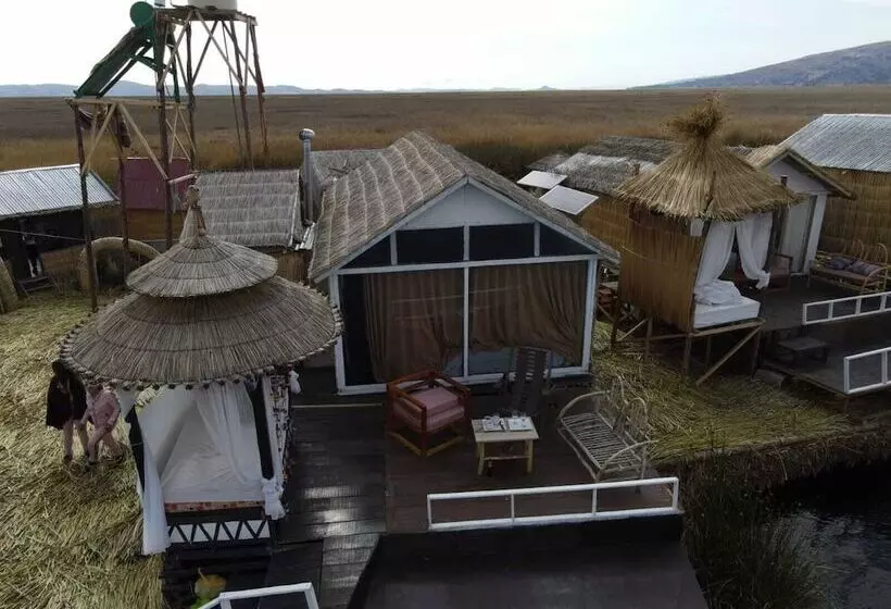 ホテル Uros Lake Titicaca Lodge