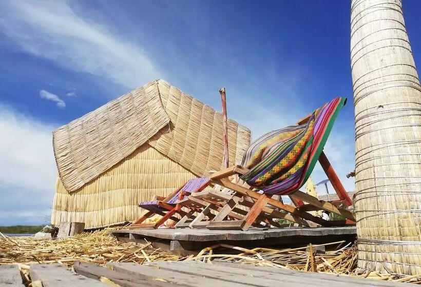 ホテル Uros Lake Titicaca Lodge