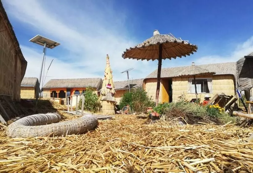 ホテル Uros Lake Titicaca Lodge